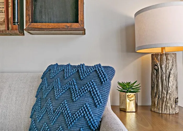 Apartment Feel The Vibe 2br Designer - Halsted 3d *